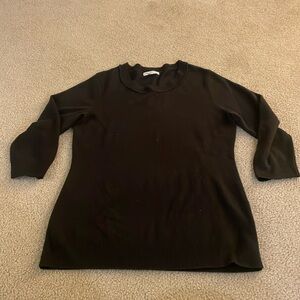 Black quarter sleeve crew neck sweater.